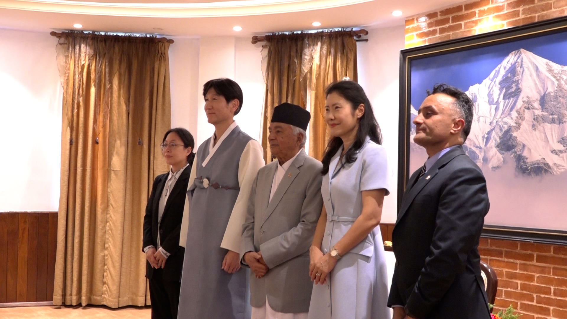 पाँच देशका नवनियुक्त राजदूतद्वारा राष्ट्रपतिसमक्ष ओहोदाको प्रमाणपत्र पेस