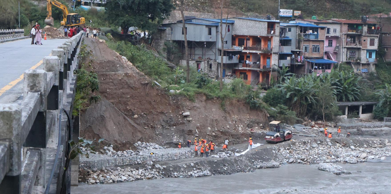 बाढीले पुलमा क्षति पुर्याएपछि यातायात ठप्प, पर्यटन र व्यापारमा असर