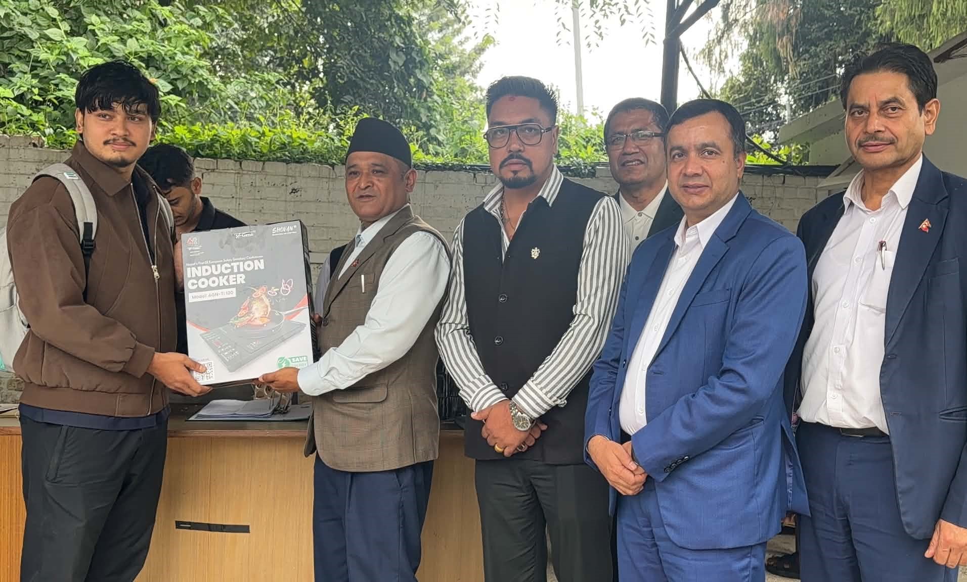 ग्यास अभावबाट प्रभावित विद्यार्थीलाई वैकल्पिक ऊर्जा केन्द्रले दियो इन्डक्सन चुलो