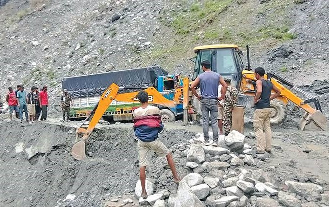 बाढी–पहिरोले अवरुद्ध बेनी–जोमसोम–कोरला सडकमा अधिकांश ठाउँको ट्र्याक खुल्यो