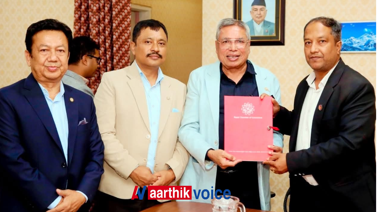 चेम्बरद्वारा उद्योगमन्त्रीलाई व्यापारिक उधारो असुलीसम्बन्धी विधेयकको प्रारम्भिक मस्यौदा हस्तान्तरण
