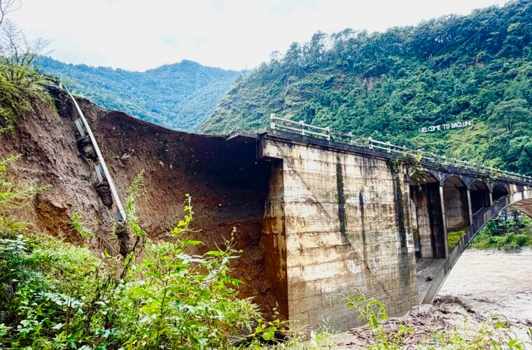 बाढीपहिरोले धवलागिरि क्षेत्रमा सडक सञ्जाल विच्छेद