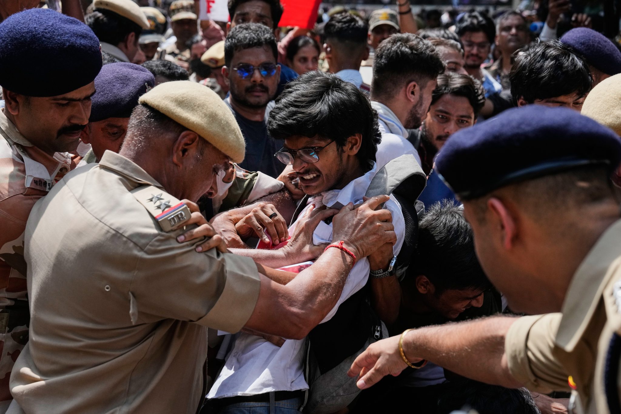 भारतमा आन्दोलन चर्कियो, जन्तरमन्तरबाट ७०० बढी हिरासतमा
