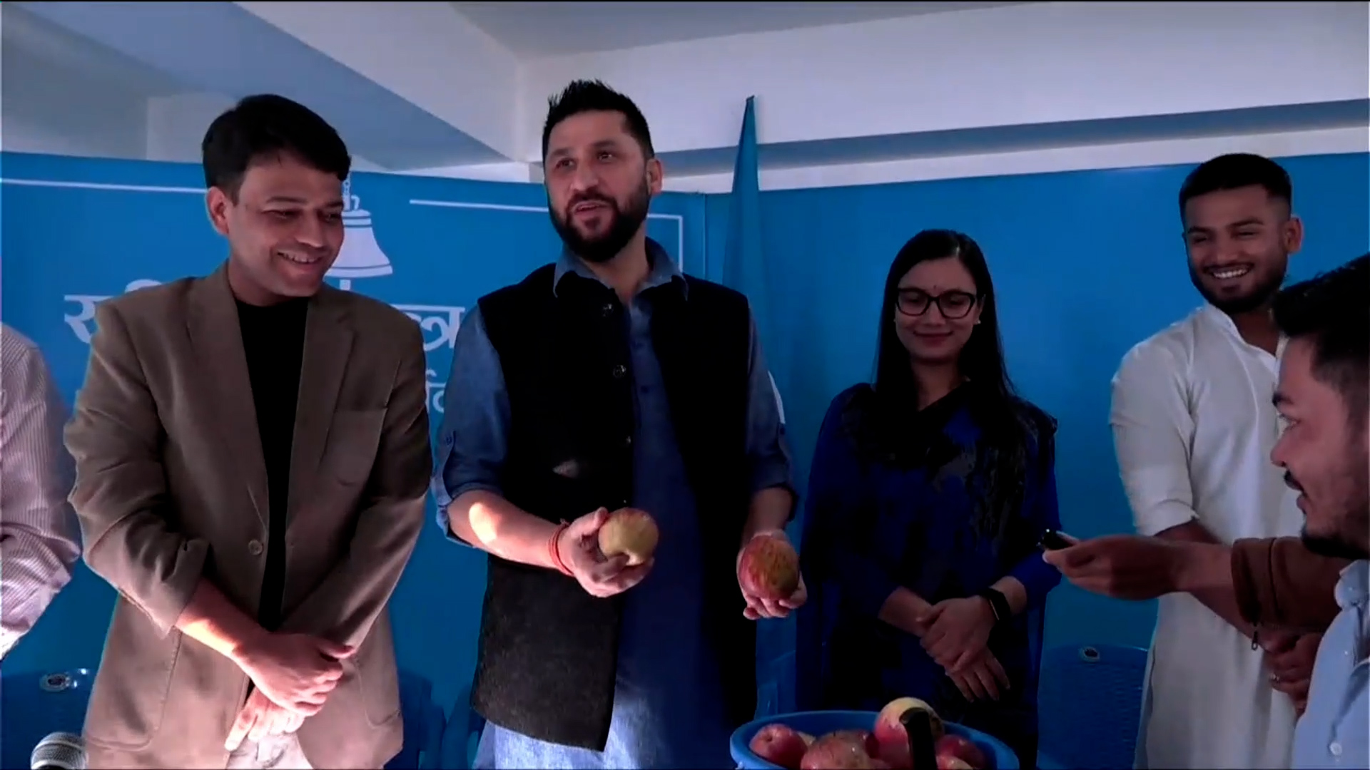 जुम्लाको स्याउ बाँडेर रास्वपाको केन्द्रीय समिति बैठक सुरु