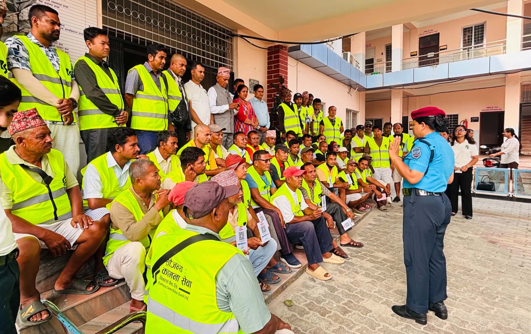 कामना सेवा विकास बैंकद्वारा सिटी सफारी ड्राइभरलाई भिजिबिलिटी ज्याकेट हस्तान्तरण