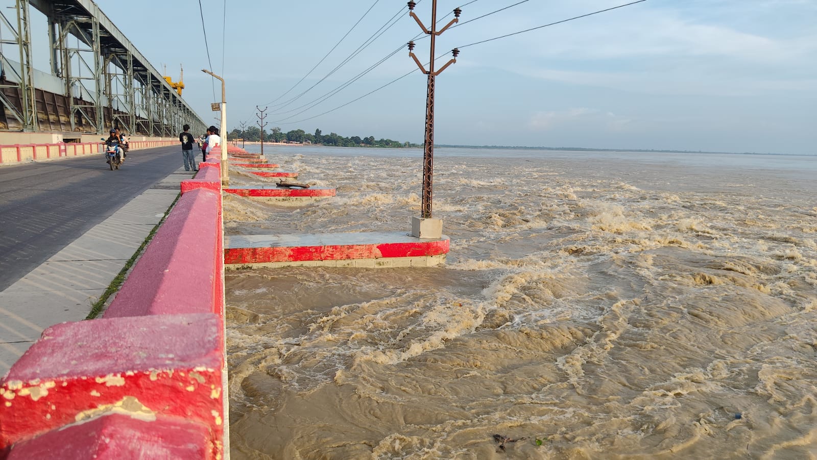 कोशी ब्यारेजमा पानीको बहाव एक लाख ९० हजार, २४ ढोका खुला, सतर्कता अपनाउन आग्रह