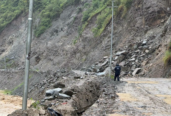 बाढी र पहिरोका कारण विभिन्न सडक खण्ड अवरुद्ध