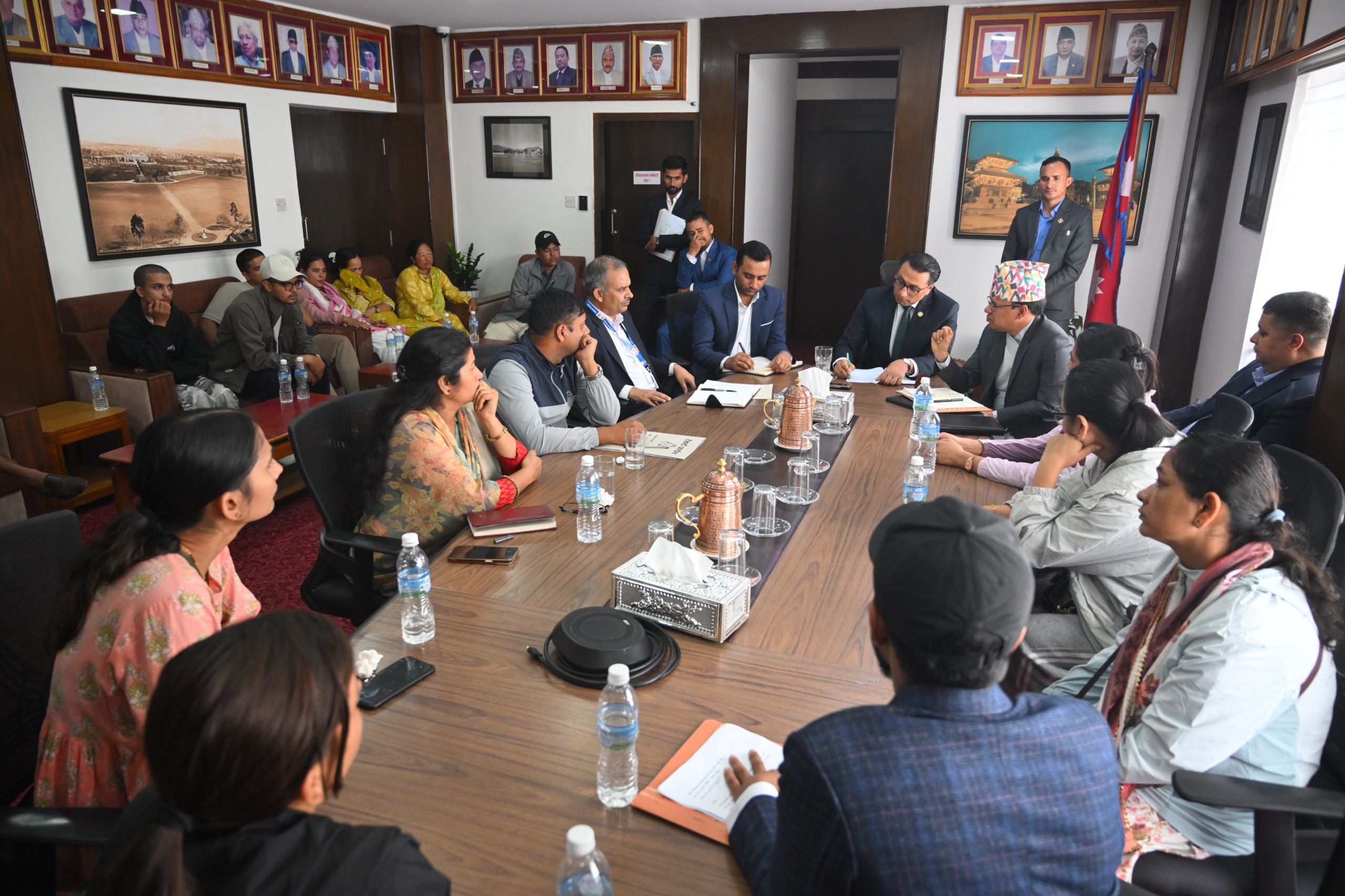 बाढीमा ज्यान गुमाएका भन्सार कर्मचारीका परिवारलाई अर्थमन्त्री वाग्लेको साथको प्रतिबद्धता