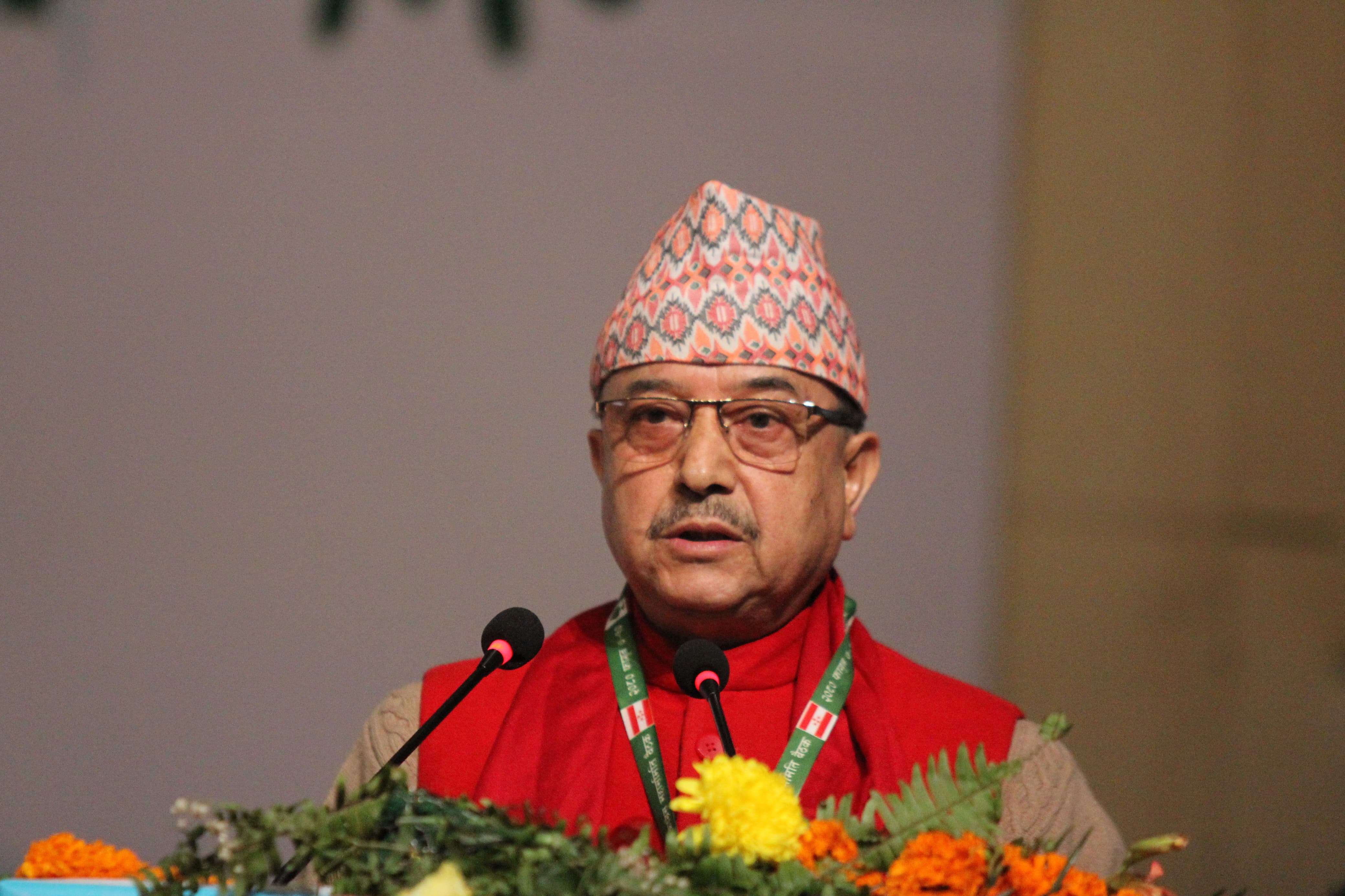 कुनै चमत्कार नभए पार्टी विभाजन निश्चित छ : पूर्णबहादुर खड्का.